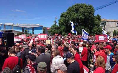 Melbourne's Jewish community demonstrating against Hamas rocket fire by wearing red, a hint at the Color Red missile alert warnings, November 18, 2012. (photo credit: Netta Even Tzur) Melbourne's Jewish community demonstrating against Hamas rocket fire by wearing red, a hint at the Color Red missile alert warnings, November 18, 2012. (photo credit: Netta Even Tzur)