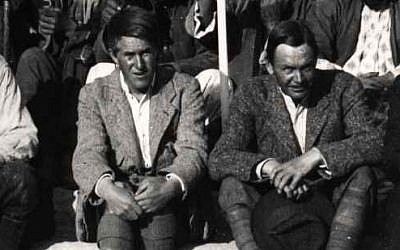 T.E. Lawrence (left) at Karkemish in 1913 (photo credit: CC BY Wikipedia/public domain)