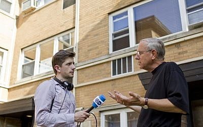 Reporter Jan Bruck interviews Ethan Bensinger in Chicago. (photo: courtesy Ray Whitehouse/Deutsche Welle)