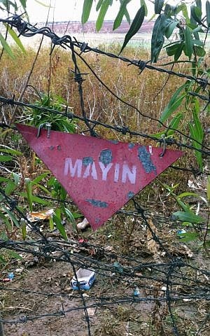 A land mine sign at the Turkey-Syria border is seen from in Akinci village in Gaziantep province, Turkey, on November 19, 2012 (photo credit: AP Photo/Christopher Torchia, File) A land mine sign at the Turkey-Syria border is seen from in Akinci village in Gaziantep province, Turkey, on November 19, 2012 (photo credit: AP Photo/Christopher Torchia, File)