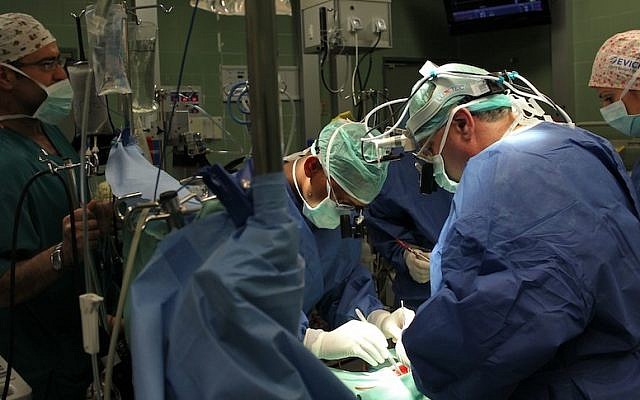 Doctors at Wolfson Medical Center perform open heart surgery (Nati Shohat/Flash90)