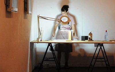 Li Lorian at her projection stage (Courtesy Li Lorian)