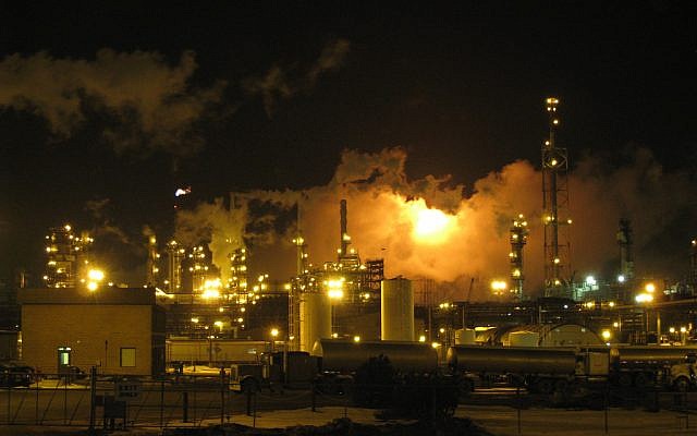 Illustrative photo of an oil refinery. (photo credit: CC BY-SA mastermaq, Flickr)