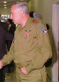 Amnon Lipkin-Shahak as chief of the General Staff in May 1995 (Photo credit: wikicommons)