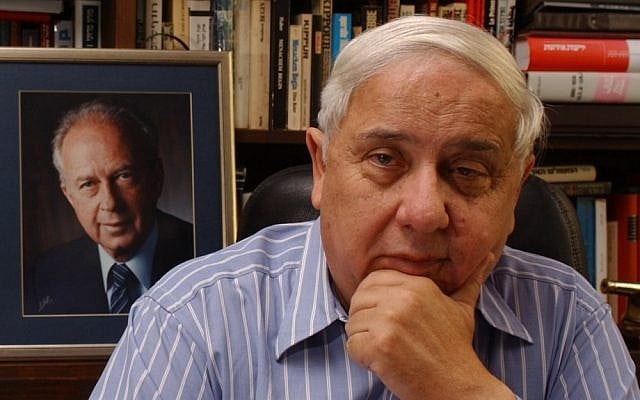 Journalist Eitan Haber next to a photograph of his former boss, prime minister Yitzhak Rabin (photo credit: CC-BY-SA, Shalom Bartal, Wikimedia Commons) Journalist Eitan Haber next to a photograph of his former boss, prime minister Yitzhak Rabin (photo credit: CC-BY-SA, Shalom Bartal, Wikimedia Commons)