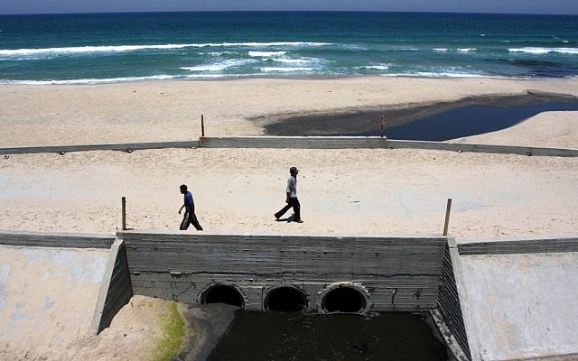 Gazan sewage flowing into the sea. (photo credit: Wissam Nassar/Flash90)