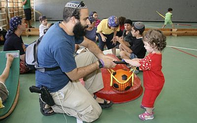 An Israeli parent on the first day of school in 2009 (Photo credit: Gershon Elinson/ Flash 90)