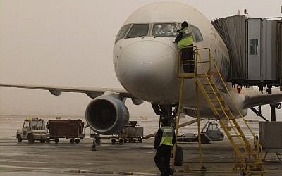 A worker cleaning a plane. (photo credit: Tsahi Ben-Ami / Flash 90)
