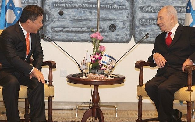 President Shimon Peres (right) meets with the South Korean ambassador to Israel Kim Il Soo (photo credit: Isaac Harari/Flash90)