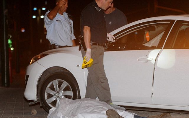 Police at the scene of a murder. (illustrative photo: Yossi Zeliger/Flash90)