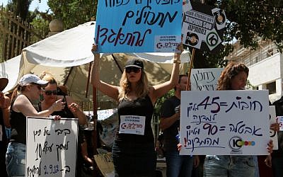 Channel 10 workers protest outside the Prime Minister's Office (photo credit: Yoav Ari Dudkevitch/Flash90)