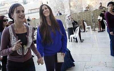 Alanis Morissette visits the Western Wall in Jerusalem’s Old City on Sunday (photo credit: Miriam Alster/Flash90)