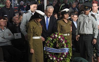 Prime Minister Benjamin Netanyahu lays a wreath during the funeral of former IDF chief of general staff Amnon Lipkin-Shahak at the Kiryat Shaul Military Cemetery in Tel Aviv, December 20, 2012 (photo credit: Moshe Milner/GPO/Flash90)