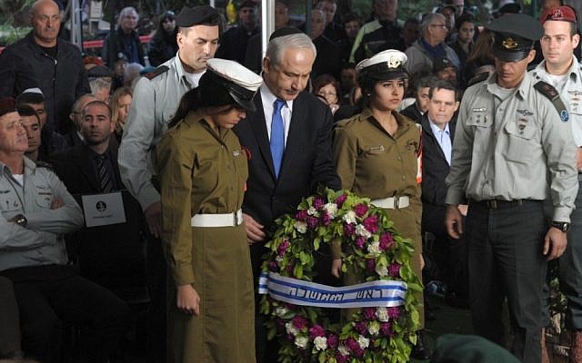 Prime Minister Benjamin Netanyahu lays a wreath during the funeral of former IDF chief of general staff Amnon Lipkin-Shahak at the Kiryat Shaul Military Cemetery in Tel Aviv, December 20, 2012 (photo credit: Moshe Milner/GPO/Flash90) Prime Minister Benjamin Netanyahu lays a wreath during the funeral of former IDF chief of general staff Amnon Lipkin-Shahak at the Kiryat Shaul Military Cemetery in Tel Aviv, December 20, 2012 (photo credit: Moshe Milner/GPO/Flash90)