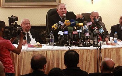 Head of the powerful Egypt Judges Club Ahmed el-Zind (center) speaks at a press conference on Sunday, announcing that judges will not oversee the Dec. 15, 2012 referendum to approve a contentious draft constitution in Cairo (photo credit: Ahmed Ramadan/AP)