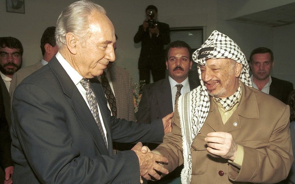 Shimon Peres meets with Palestinian leader Yasser Arafat in Ramallah, May 14, 1997. (Flash90)