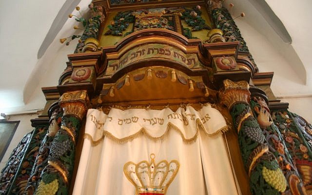Stunning colored pillars at the Ha'ari Synagogue, Safed (photo: courtesy Shmuel Bar-Am)