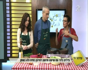 Phyllis Glazer explaining her water sauteeing method on Haolam Haboker (Courtesy Reshet screengrab)