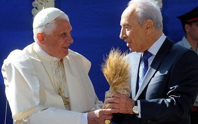Pope Benedict XVI (left) and President Shimon Peres (photo credit: Shimon Peres/Facebook)