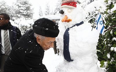 Peres and the presidential snowman, Jerusalem, Thursday (photo credit: Gideon Sharon)