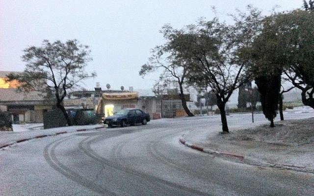 Snow accumulates on the ground in Jerusalem's Armon Hanetziv neighborhood on January 9, 2013. (photo credit: Alon Diamant-Cohen/Facebook) Snow accumulates on the ground in Jerusalem's Armon Hanetziv neighborhood on January 9, 2013. (photo credit: Alon Diamant-Cohen/Facebook)