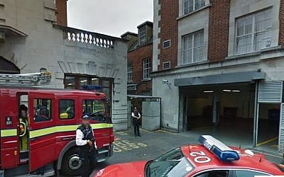 File: Police officers guard the entrance to the Israeli Embassy in London (image capture Google Street View)