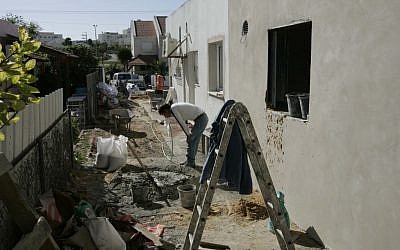 Building private bomb shelters in Sderot in 2008 (Photo by Anna Kaplan/Flash90)