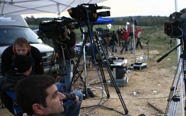 Illustrative: Journalists for al-Arabiya on the border of the Gaza Strip (Nati Shohat/Flash90)