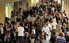 Crowds at the Mamilla shopping mall in Jerusalem (photo credit: Abir Sultan/Flash 90)