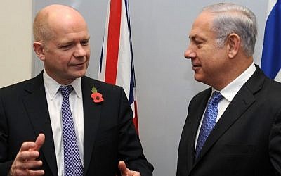 British Foreign Secretary William Hague (left) and Benjamin Netanyahu in 2010 (photo credit: Moshe Milner/GPO/Flash90)