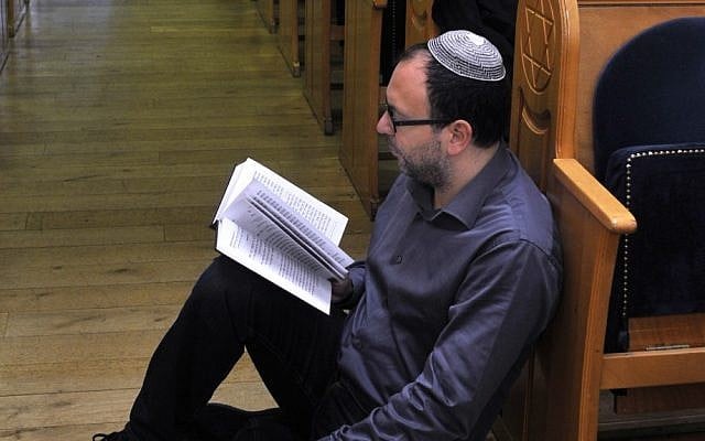 Tisha B'Av in the French Jewish Community in Paris, France, July, 29 2012 (photo credit: Serge Attal/Flash90) Tisha B'Av in the French Jewish Community in Paris, France, July, 29 2012 (photo credit: Serge Attal/Flash90)