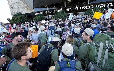 New immigrants from the USA and Canada arrive at the Ben Gurion Airport on August 14, 2012 (photo credit: Moshe Shai/Flash90)