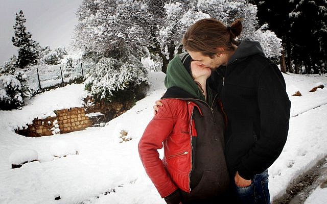 A couple in Independence Park share a frozen smooch. (photo credit: Miriam Alster/Flash90)