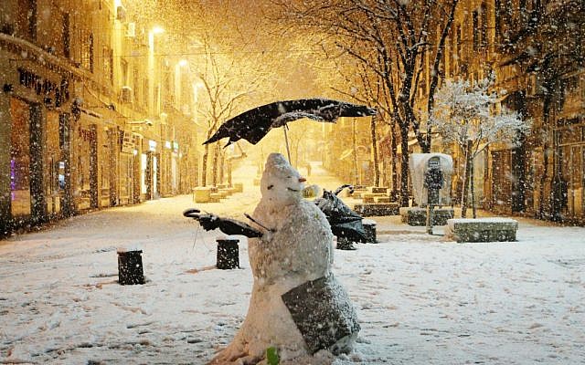 A snowman doing his best Fred Astaire. (photo credit: Nati Shohat/Flash90)