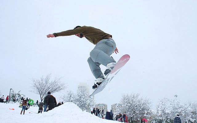 Snowboarding in Sacher Park, Jerusalem, Thursday, January 10, 2013 (photo credit: Flash90)