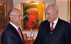President Shimon Peres (R) meets with Yukiya Amano, director general of the International Atomic Energy Agency (IAEA), at the World Economic Forum in Davos, Switzerland (photo credit: President Spokesman/GPO/Flash90)