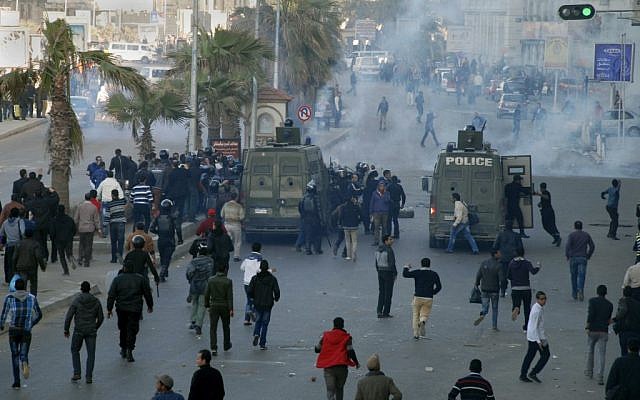 Egyptian police and protesters clash outside a courtroom in Alexandria, Egypt, Saturday, Jan. 19 (photo credit: AP/Ahmed Ramadan) Egyptian police and protesters clash outside a courtroom in Alexandria, Egypt, Saturday, Jan. 19 (photo credit: AP/Ahmed Ramadan)