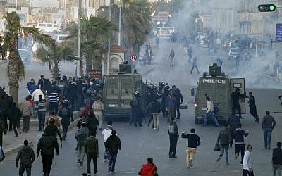 Police and protesters clashing outside a courtroom in Alexandria, Egypt in 2013 (photo credit: AP/Ahmed Ramadan)