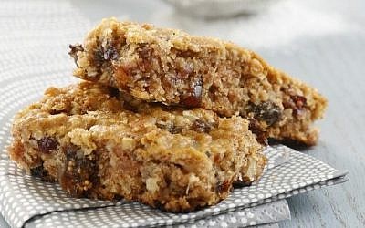 Phyllis Glazer's granola bars (photo credit: Danya Weiner)
