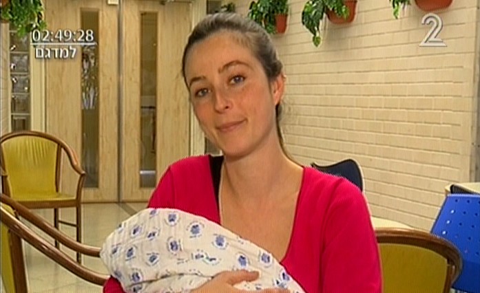 Hatnua candidate Merav Cohen shows off her newborn baby in a TV interview, Tuesday (photo credit: Channel 2) Hatnua candidate Merav Cohen shows off her newborn baby in a TV interview, Tuesday (photo credit: Channel 2)