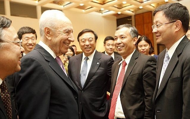 President Shimon Peres meets with members of a Chinese business delegation (Photo credit: Courtesy) President Shimon Peres meets with members of a Chinese business delegation (Photo credit: Courtesy)