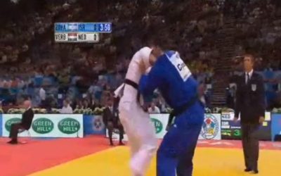 Assaf Chen (blue) fights a Dutch opponent, 2011 (photo credit: screen capture BentzWatchJudo/Youtube)