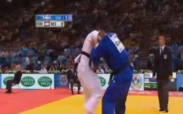 Assaf Chen (blue) fights a Dutch opponent, 2011 (photo credit: screen capture BentzWatchJudo/Youtube) Assaf Chen (blue) fights a Dutch opponent, 2011 (photo credit: screen capture BentzWatchJudo/Youtube)