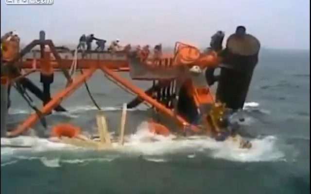 An Iranian oil platform sinks into the sea, January 2013. (screen capture: Youtube/DreamPlayx)