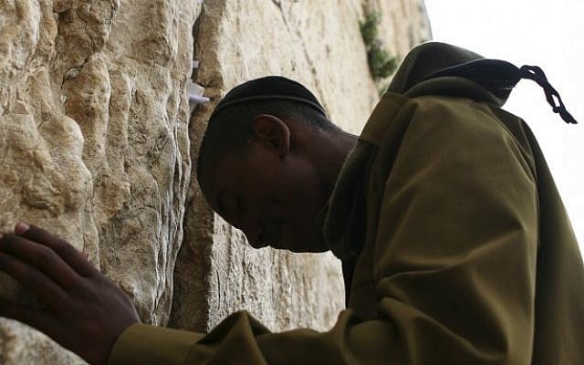 ILLUSTRATIVE: An IDF soldier of Ethiopian descent prays at the Western Wall in Jerusalem (Matanya Tausig/ Flash90)