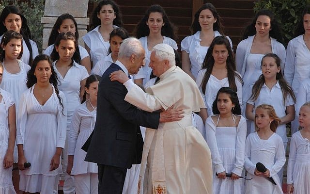 Shimon Peres and Pope Benedict XVI meeting in Jerusalem in 2009. (photo credit: Avi Ohayon/GPO/Flash90)