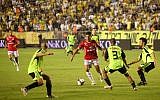 Illustrative photo of soccer game between Beitar Jerusalem and Hapoel Tel Aviv (Kobi Gideon/Flash90)