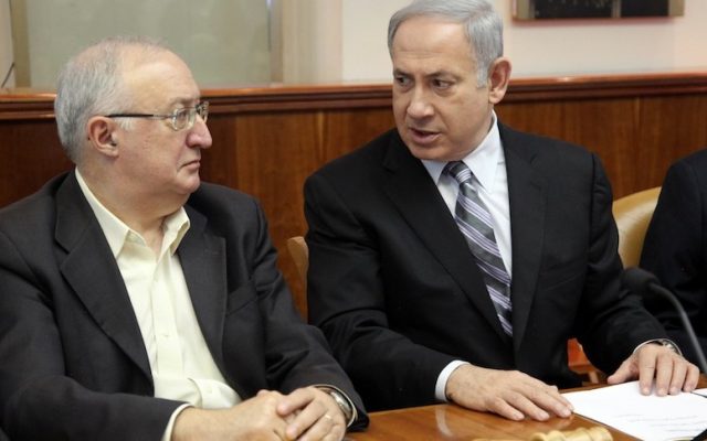 Professor Manuel Trachtenberg sits beside Prime Minister Benjamin Netanyahu during a meeting, February 2013. (Marc Israel Sellem/Pool/Flash90)