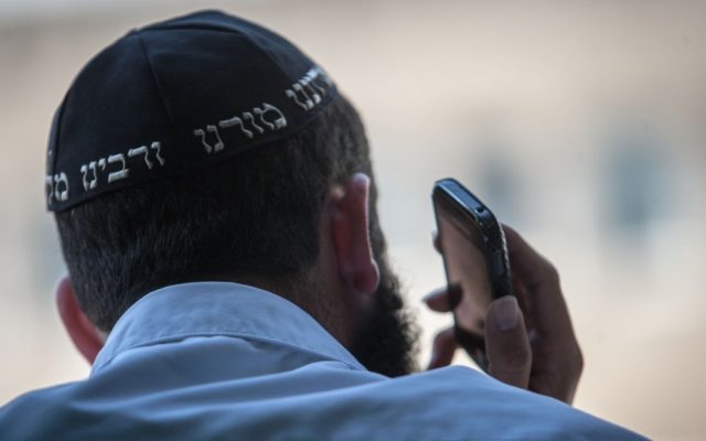 A man with a cellphone (illustrative photo: Uri Lenz/Flash90)