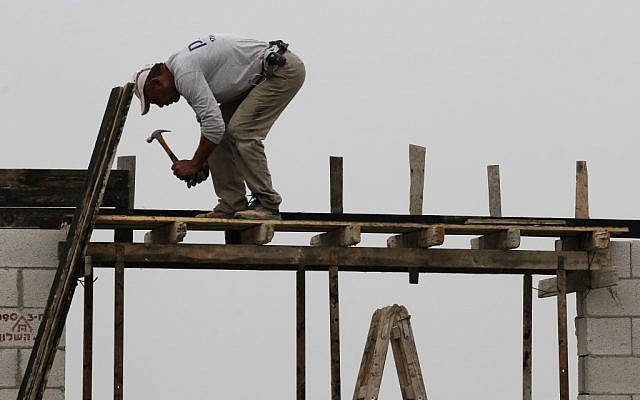Illustrative: A Palestinian construction worker in Israel (Nati Shohat/Flash90)